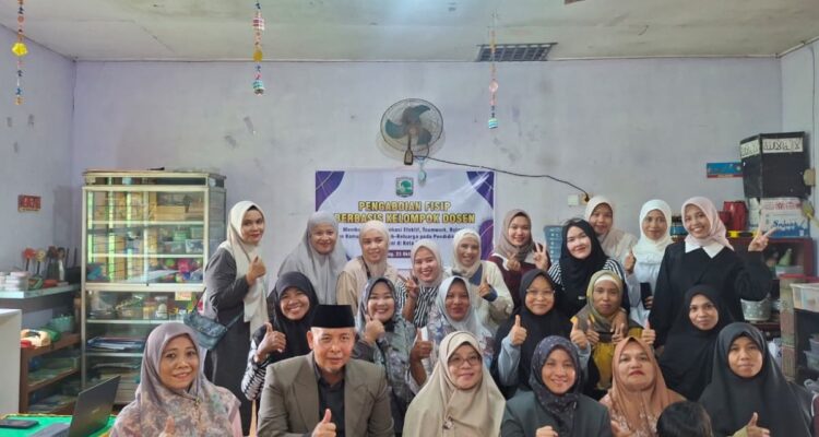 Tim dosen FISIP Unand memberikan materi pengabdian masyarakat tentang sinergi guru dan orang tua di TK Mutiara Ananda Padang.