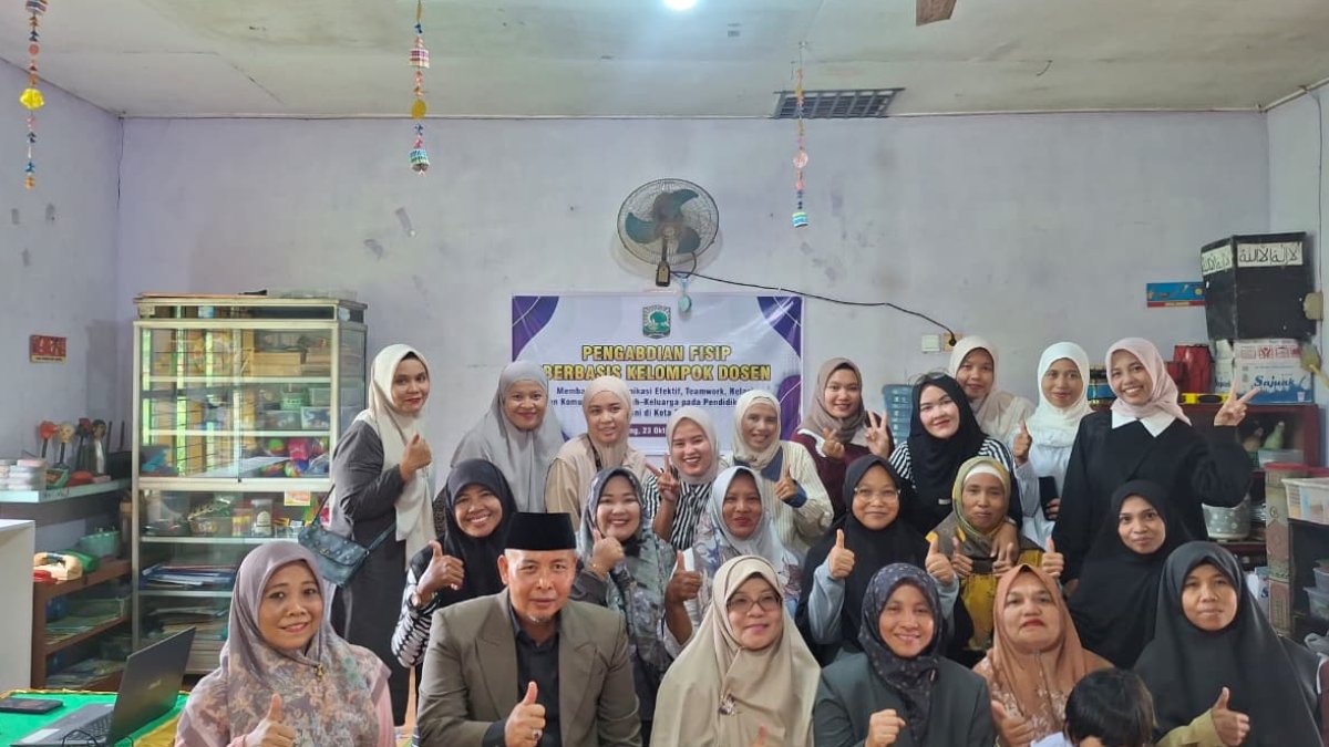 fisip-unand-perkuat-sinergi-guru-dan-orang-tua-dalam-pendidikan-anak-usia-dini Tim dosen FISIP Unand memberikan materi pengabdian masyarakat tentang sinergi guru dan orang tua di TK Mutiara Ananda Padang.