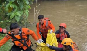 Tim SAR gabungan mengevakuasi jasad balita yang ditemukan di sungai kawasan Nagari Toboh Gadang, Padang Pariaman.