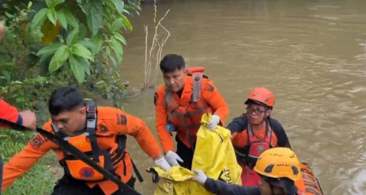 Tim SAR gabungan mengevakuasi jasad balita yang ditemukan di sungai kawasan Nagari Toboh Gadang, Padang Pariaman.