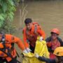 Tim SAR gabungan mengevakuasi jasad balita yang ditemukan di sungai kawasan Nagari Toboh Gadang, Padang Pariaman.