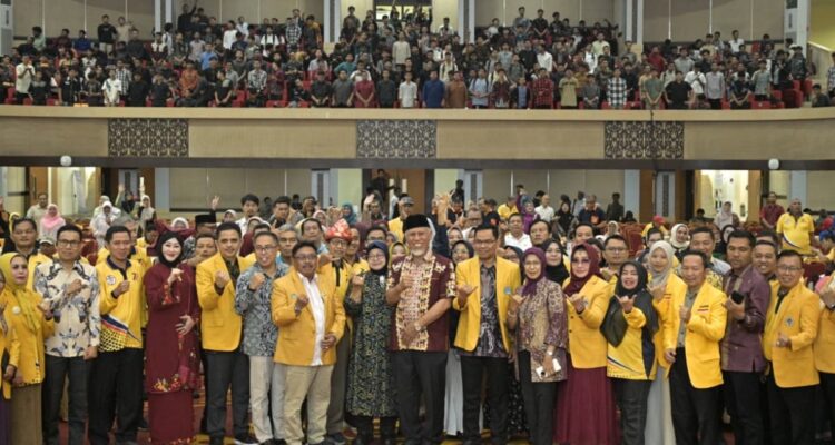 Gubernur Sumbar Mahyeldi saat memberikan sambutan dalam acara Temu Akbar Alumni UNP di Auditorium UNP.