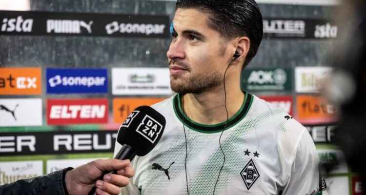 Kevin Diks saat berlatih bersama skuad Borussia Monchengladbach di lapangan sepak bola.