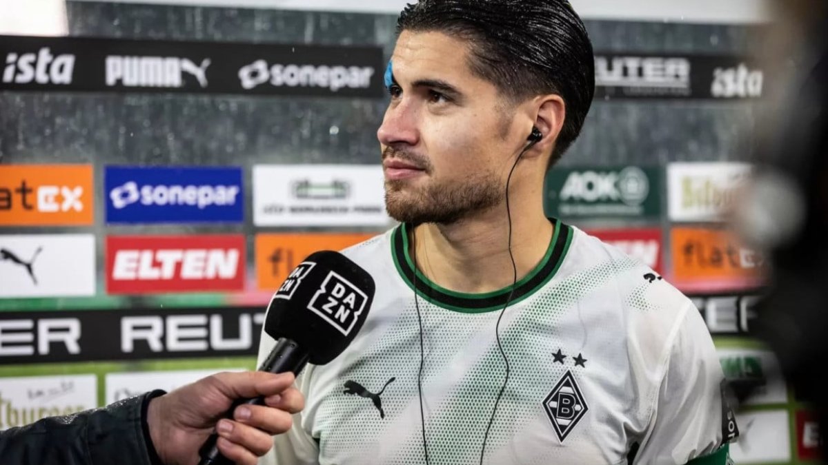 Kevin Diks saat berlatih bersama skuad Borussia Monchengladbach di lapangan sepak bola.