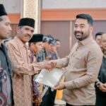 Zigo Rolanda menyerahkan 114 sertifikat tanah kepada warga transmigrasi di Padang Tarok, Sijunjung.