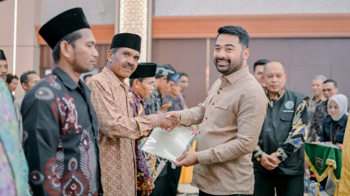 114-sertifikat-tanah-diserahkan,-zigo-rolanda-dorong-kepastian-hak-warga-transmigrasi-sijunjung Zigo Rolanda menyerahkan 114 sertifikat tanah kepada warga transmigrasi di Padang Tarok, Sijunjung.