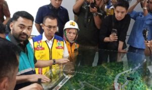 zigo-rolanda-minta-hutama-karya-jaga-kualitas-air-baku-di-padang Anggota Komisi V DPR RI Zigo Rolanda meninjau lokasi proyek fly over Sitinjau Lauik yang menyebabkan pencemaran air di Padang