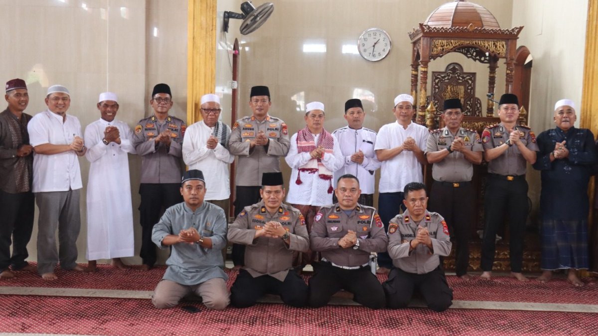 jumat-keliling,-kapolres-pasaman-barat-rangkul-elemen-masyarakat-bersinergi-jaga-kamtibmas Kapolres Pasaman Barat AKBP Agung Tribawanto berdialog dengan warga dalam kegiatan Jumat Keliling di Masjid Al-Falah.