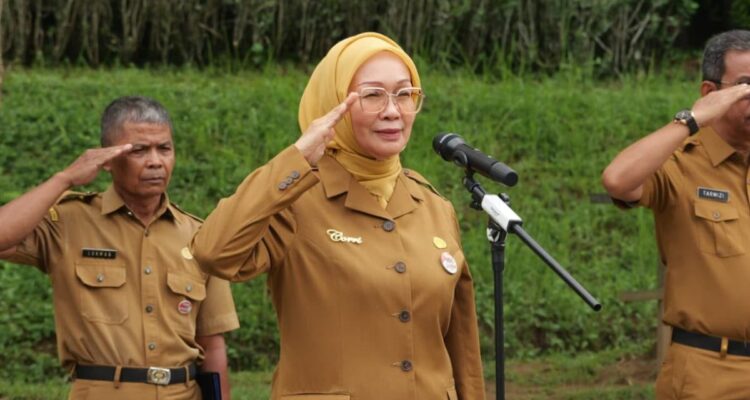 Asisten III Setda Padang Corri Saidan menyampaikan pidato perpisahan purnatugas di apel pagi Balai Kota Padang.