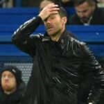 Pelatih Chelsea Xabi Alonso tampak kecewa di pinggir lapangan saat timnya kalah 0-2 dari Tottenham di Stamford Bridge.
