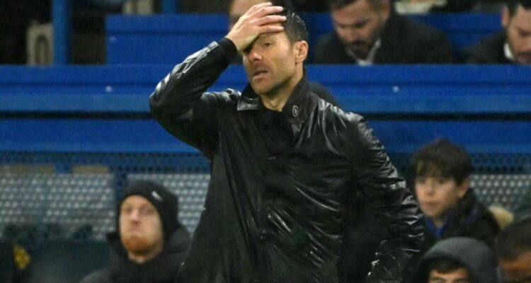 Pelatih Chelsea Xabi Alonso tampak kecewa di pinggir lapangan saat timnya kalah 0-2 dari Tottenham di Stamford Bridge.