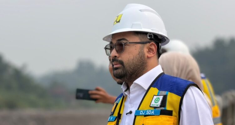 Anggota Komisi V DPR RI Zigo Rolanda meninjau progres pembangunan proyek sabo dam di Batang Malana, Tanah Datar.