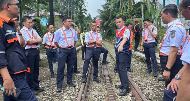 Direktur Operasi KAI memeriksa prasarana dan jalur kereta api di wilayah Divre II Sumatera Barat.