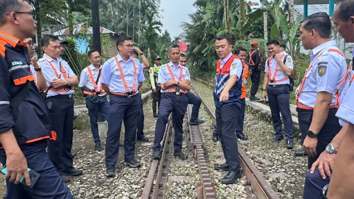 perkuat-keselamatan-operasional,-direktur-operasi-kai-tinjau-prasarana-divre-ii-sumbar Direktur Operasi KAI memeriksa prasarana dan jalur kereta api di wilayah Divre II Sumatera Barat.