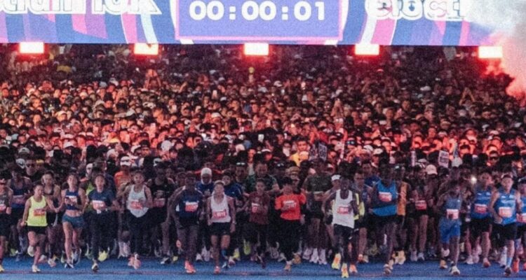 Pramono Anung memberikan keterangan pers mengenai pentingnya aturan cut-off time dalam ajang Jakarta Running Festival 2026.