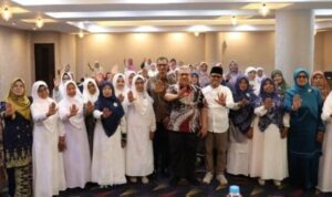 Ketua DPRD Sumbar Muhidi berbicara dalam bimtek tentang optimalisasi masjid sebagai ruang ramah anak di Padang.