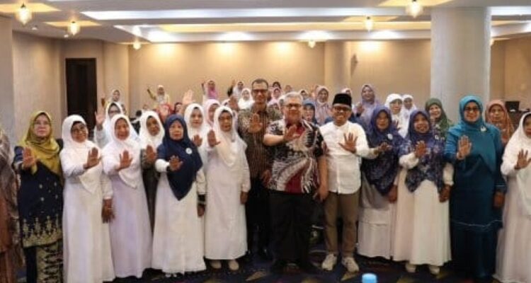 Ketua DPRD Sumbar Muhidi berbicara dalam bimtek tentang optimalisasi masjid sebagai ruang ramah anak di Padang.