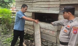 rumah-wartawan-harian-singgalang-di-batang-anai-dibobol-maling,-laptop,-hp-dan-tiga-hardisk-eksternal-raib Polisi melakukan olah TKP di rumah wartawan di Padang Pariaman yang dibobol maling, mengakibatkan kehilangan laptop dan data.