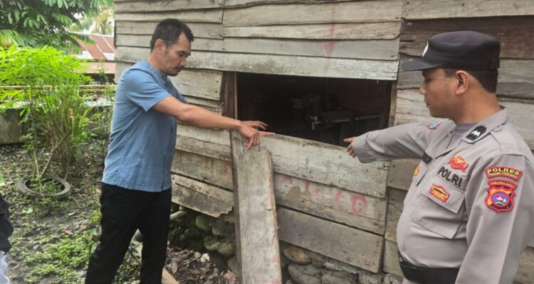 Polisi melakukan olah TKP di rumah wartawan di Padang Pariaman yang dibobol maling, mengakibatkan kehilangan laptop dan data.
