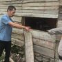 Polisi melakukan olah TKP di rumah wartawan di Padang Pariaman yang dibobol maling, mengakibatkan kehilangan laptop dan data.