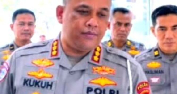 Petugas kepolisian Polda Sumbar melakukan sosialisasi tertib lalu lintas dalam Operasi Patuh Singgalang 2026.