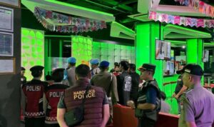 polda-sumbar-amankan-dua-pengguna-narkoba-di-tempat-hiburan-malam Tim gabungan Polda Sumbar melakukan razia narkoba dan tes urine di sejumlah tempat hiburan malam di Kota Padang.