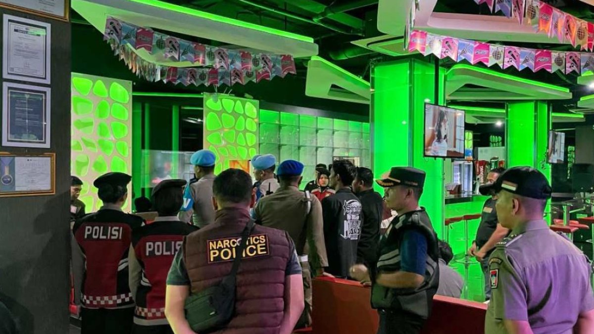 polda-sumbar-amankan-dua-pengguna-narkoba-di-tempat-hiburan-malam Tim gabungan Polda Sumbar melakukan razia narkoba dan tes urine di sejumlah tempat hiburan malam di Kota Padang.