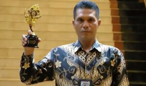 independensi-pers-diuji:-saat-suara-rakyat-kalah-oleh-berita-seremonial Proyek drainase terbengkalai di Jalan Soekarno Hatta Bukittinggi yang menyebabkan akses jalan rusak dan membahayakan warga.