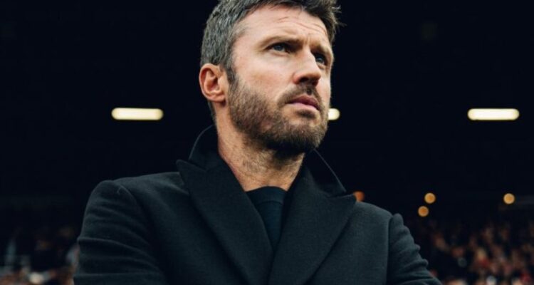 Michael Carrick terlihat kecewa di pinggir lapangan setelah Manchester United kalah 0-3 dari Bournemouth di Old Trafford.