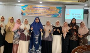 Nevi Zuairina saat memberikan arahan dalam seminar peningkatan kompetensi guru di Lubuk Sikaping, Pasaman.