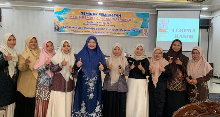 Nevi Zuairina saat memberikan arahan dalam seminar peningkatan kompetensi guru di Lubuk Sikaping, Pasaman.