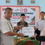 Penyerahan bantuan peralatan drumband dan pelatihan satpam oleh PT Semen Padang kepada warga Koto Lua di MTsS Limau Manis.