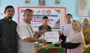 Penyerahan bantuan peralatan drumband dan pelatihan satpam oleh PT Semen Padang kepada warga Koto Lua di MTsS Limau Manis.