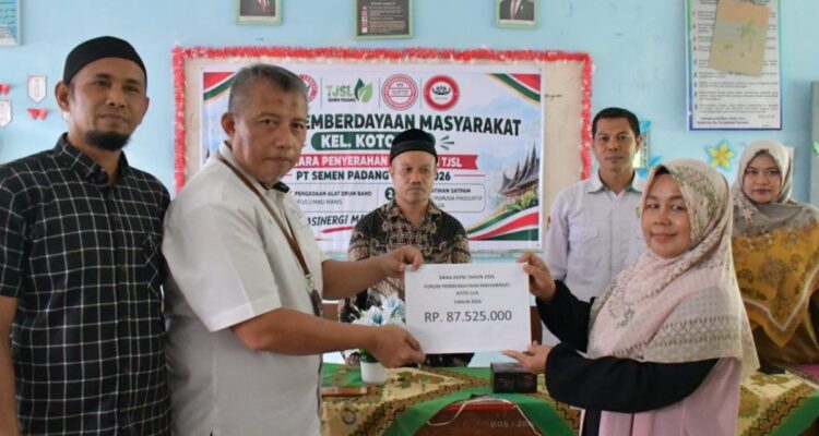 Penyerahan bantuan peralatan drumband dan pelatihan satpam oleh PT Semen Padang kepada warga Koto Lua di MTsS Limau Manis.