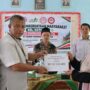 Penyerahan bantuan peralatan drumband dan pelatihan satpam oleh PT Semen Padang kepada warga Koto Lua di MTsS Limau Manis.