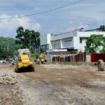 Proses pengerjaan pembangunan jalan tembus penghubung kawasan Lolong dan Jalan Khatib Sulaiman sebagai jalur evakuasi di Pada