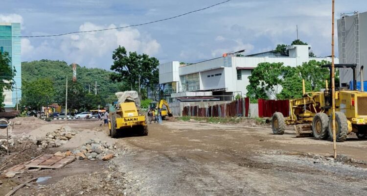 Proses pengerjaan pembangunan jalan tembus penghubung kawasan Lolong dan Jalan Khatib Sulaiman sebagai jalur evakuasi di Pada