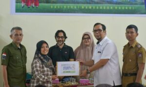 PT Semen Padang menyerahkan bantuan beasiswa pendidikan kepada 50 siswa di Kelurahan Indarung.