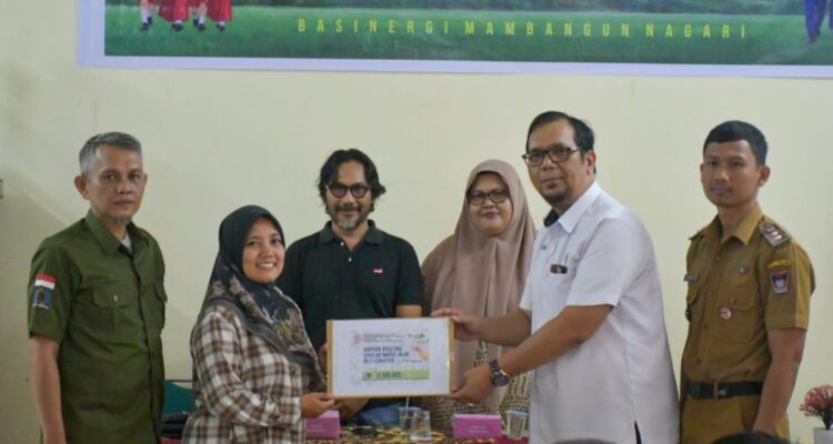 PT Semen Padang menyerahkan bantuan beasiswa pendidikan kepada 50 siswa di Kelurahan Indarung.