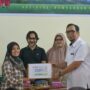 PT Semen Padang menyerahkan bantuan beasiswa pendidikan kepada 50 siswa di Kelurahan Indarung.