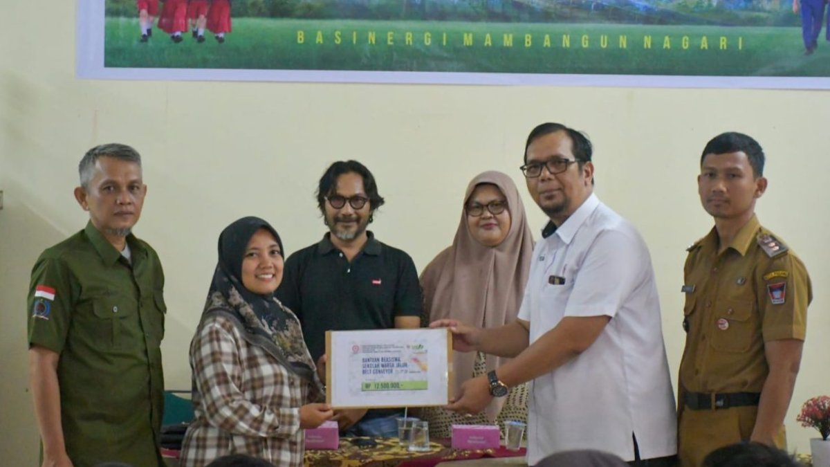 pt-semen-padang-salurkan-beasiswa-pendidikan-untuk-50-siswa-di-indarung PT Semen Padang menyerahkan bantuan beasiswa pendidikan kepada 50 siswa di Kelurahan Indarung.