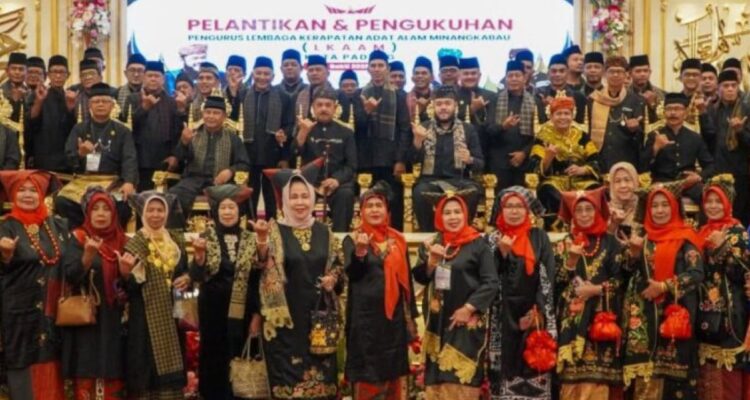 Wali Kota Padang Fadly Amran mengukuhkan pengurus LKAAM Kota Padang periode 2026-2031 di Auditorium Universitas Baiturrahmah.