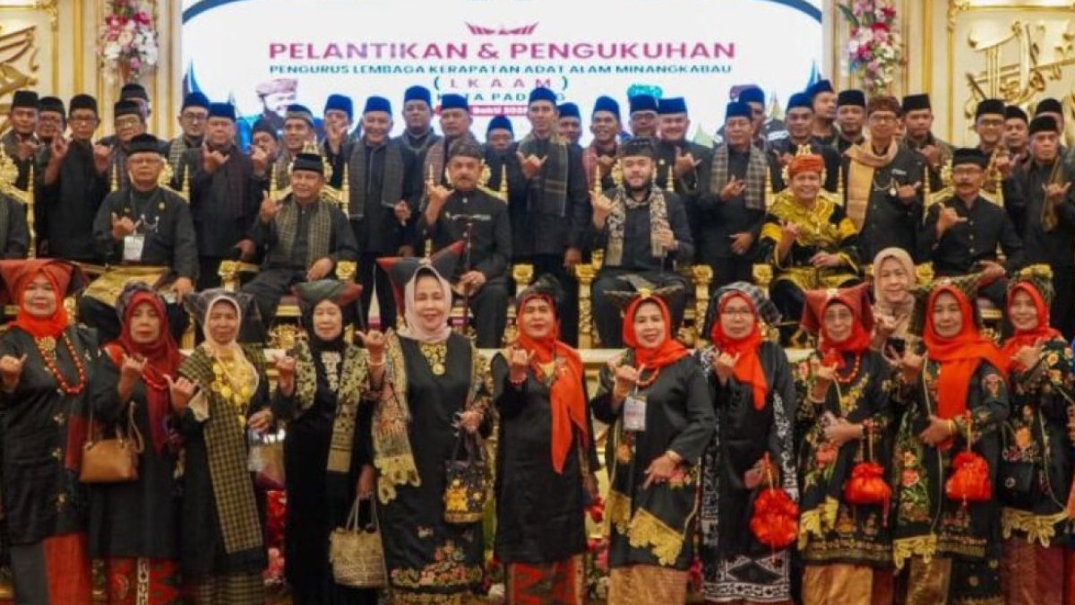 Wali Kota Padang Fadly Amran mengukuhkan pengurus LKAAM Kota Padang periode 2026-2031 di Auditorium Universitas Baiturrahmah.