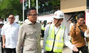 Dony Oskaria meninjau progres pembangunan Stadion Haji Agus Salim di Padang untuk memastikan standar konstruksi tahan gempa.