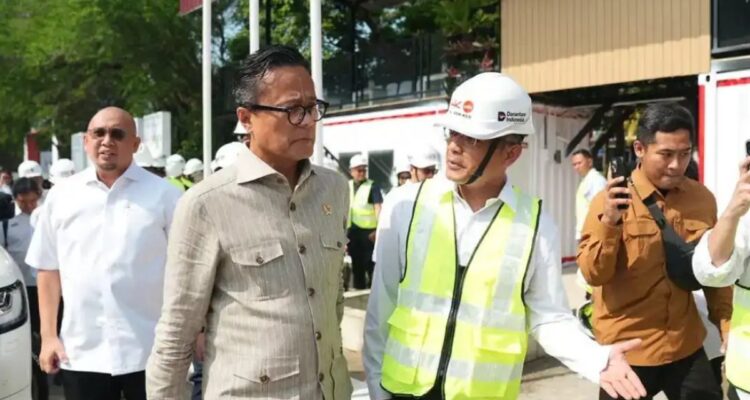 Dony Oskaria meninjau progres pembangunan Stadion Haji Agus Salim di Padang untuk memastikan standar konstruksi tahan gempa.