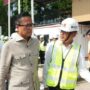 Dony Oskaria meninjau progres pembangunan Stadion Haji Agus Salim di Padang untuk memastikan standar konstruksi tahan gempa.
