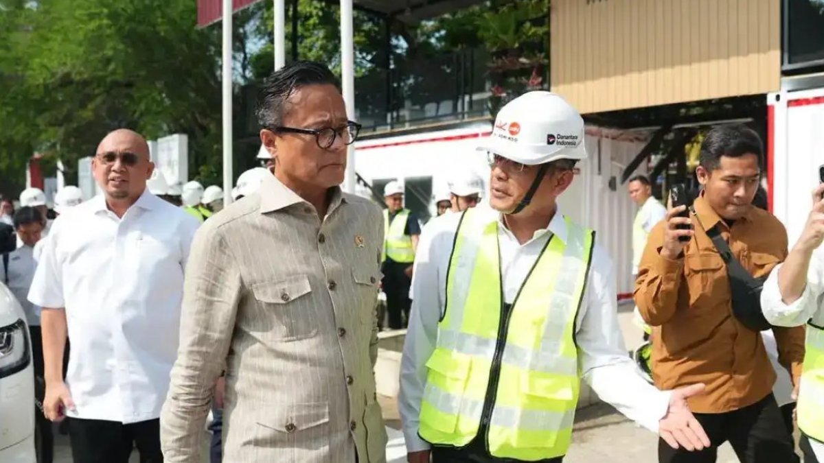 danantara-instruksikan-pembangunan-stadion-haji-agus-salim-tahan-100-tahun Dony Oskaria meninjau progres pembangunan Stadion Haji Agus Salim di Padang untuk memastikan standar konstruksi tahan gempa.