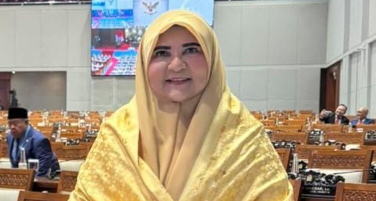 Anggota DPR RI Nevi Zuairina saat memberikan keterangan terkait tindakan tegas Bupati Dharmasraya terhadap sawit ilegal.