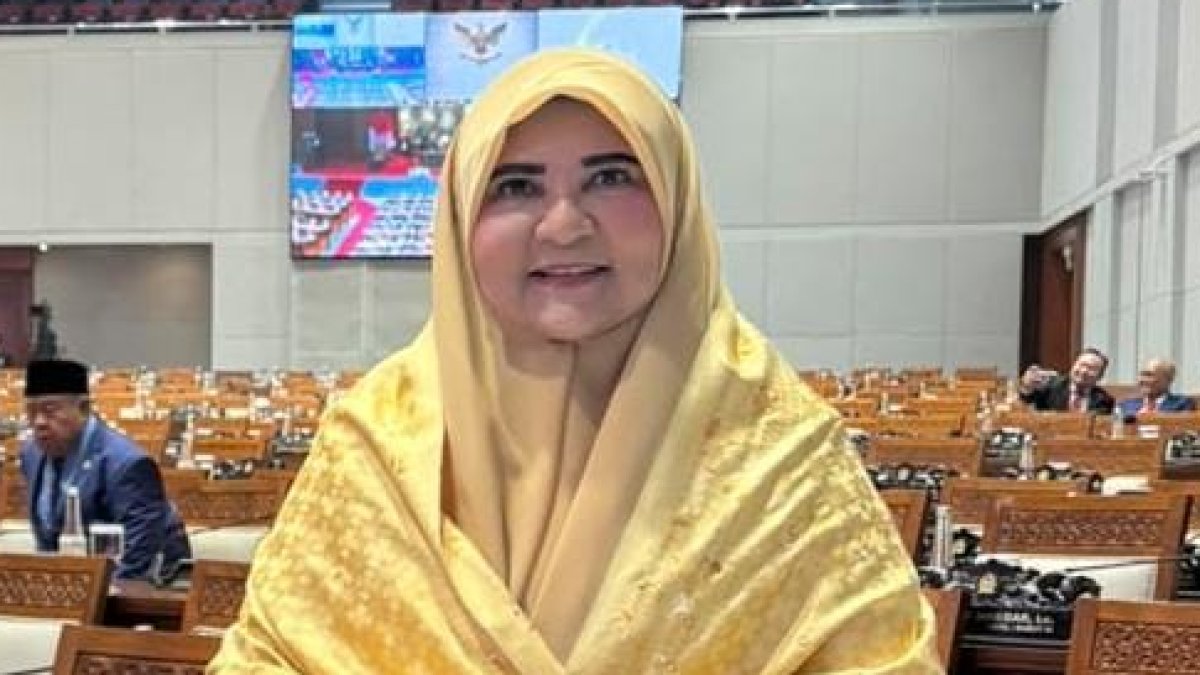 Anggota DPR RI Nevi Zuairina saat memberikan keterangan terkait tindakan tegas Bupati Dharmasraya terhadap sawit ilegal.