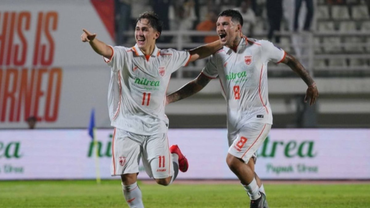 borneo-fc-bungkam-pss-sleman-di-maguwoharjo,-kartu-merah-jadi-petaka-tuan-rumah Pemain Borneo FC merayakan kemenangan 2-1 atas PSS Sleman di Stadion Maguwoharjo dalam laga Super League.